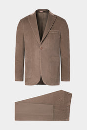 Vue sur fond blanc d'un costume velours côtelé en marron sur un tissu made in Italy.