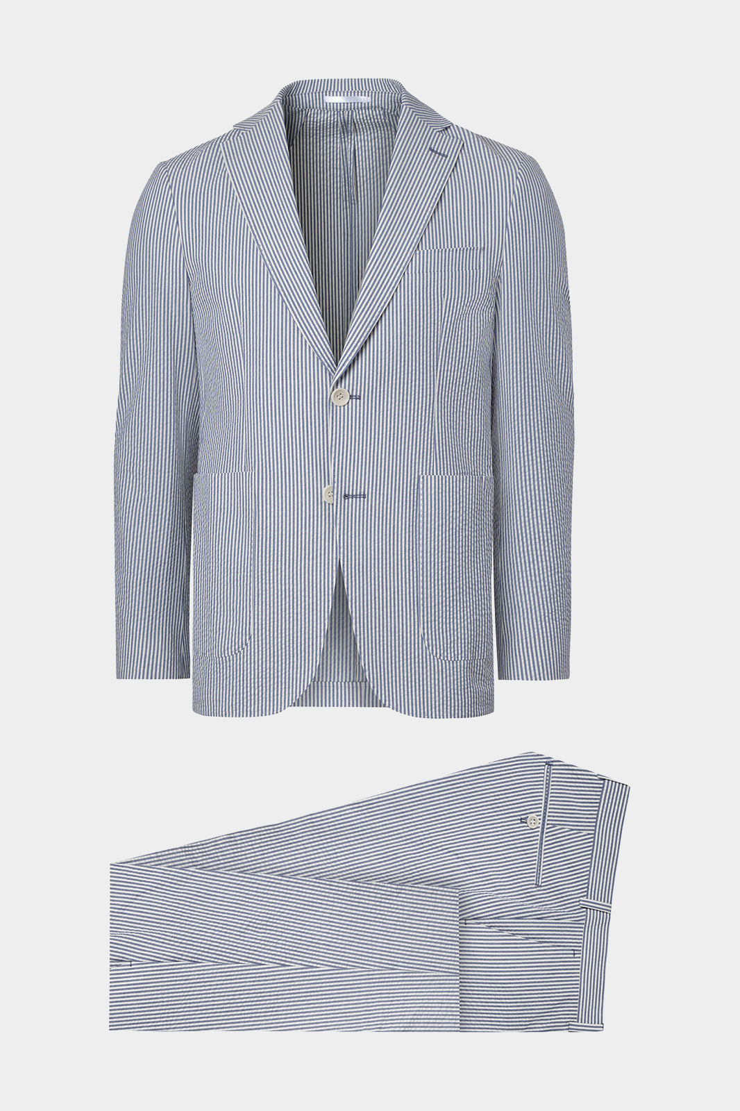 Vue sur fond blanc d'un costume à rayures blanc et bleu, avec une coupe cintrée. Veste 2 boutons et poches à rabats. Sur un tissu italien en 98% coton 2% élasthanne de chez Leomaster.
