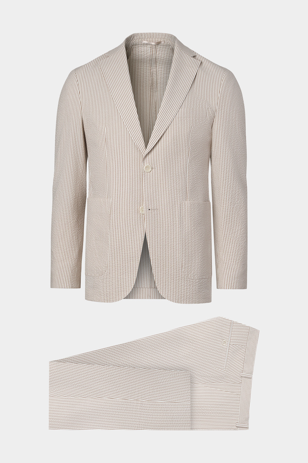 Vue sur fond blanc d'un costume à rayures  blanc et beige, sur une coupe cintrée, avec un tissu de chez Leomaster.