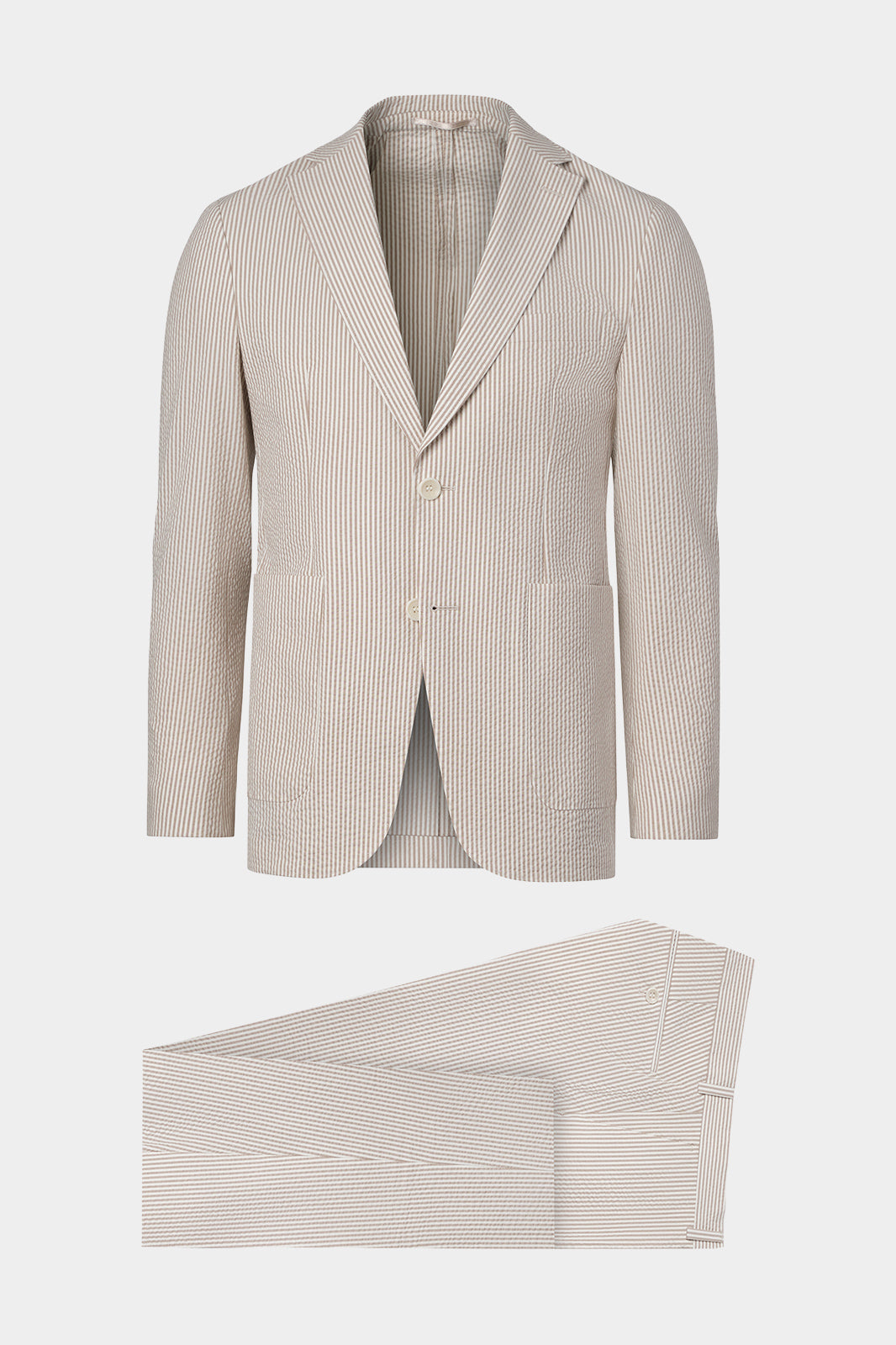 Vue sur fond blanc d'un costume à rayures  blanc et beige, sur une coupe cintrée, avec un tissu de chez Leomaster.