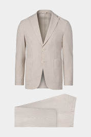 Vue sur fond blanc d'un costume à rayures  blanc et beige, sur une coupe cintrée, avec un tissu de chez Leomaster.