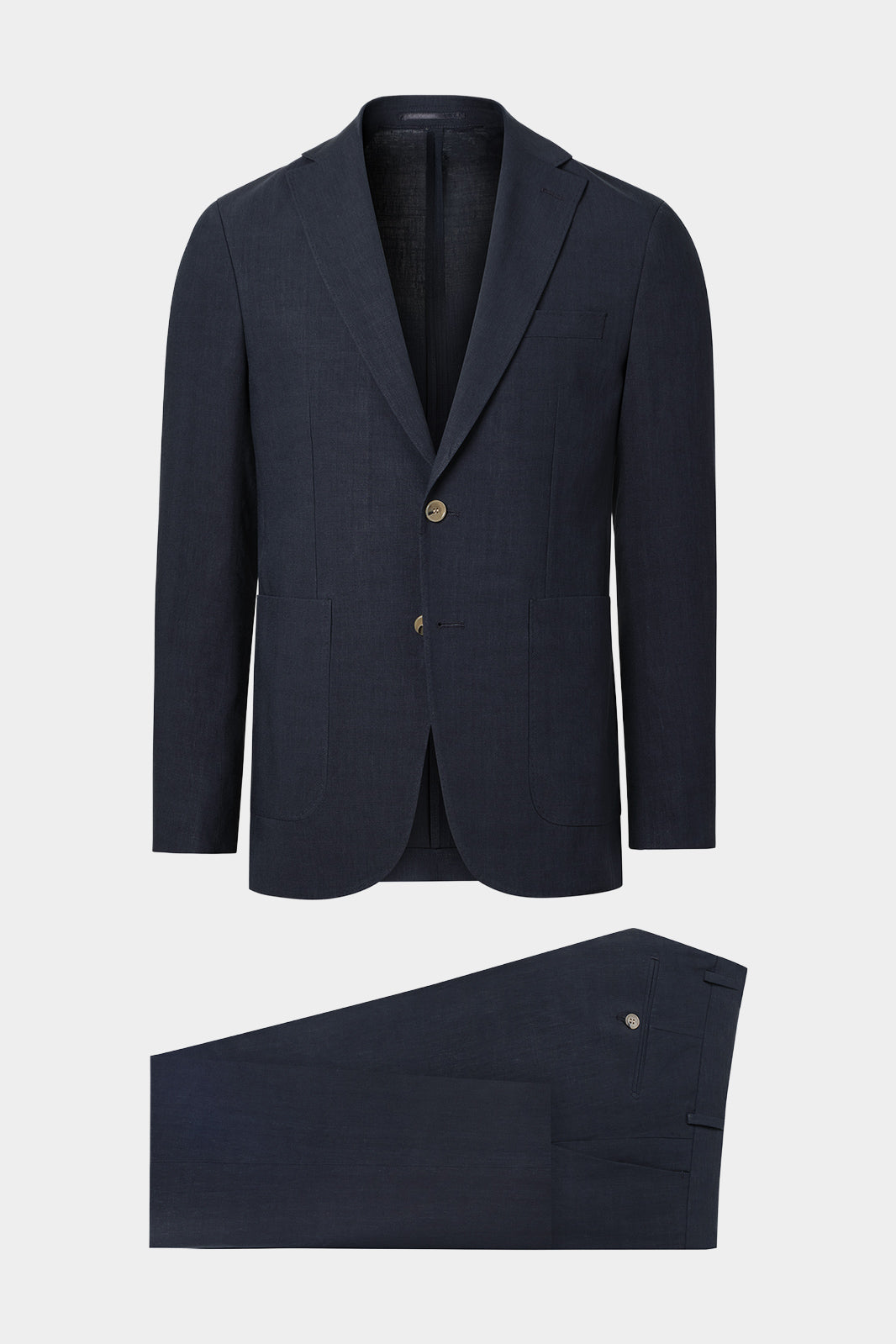 Vue sur fond blanc d'un costume en lin mélangé couleur Marine 2 boutons et boutonnage corne. Sur des Tissus italiens en 52% viscose 48% lin de chez LeoMaster.