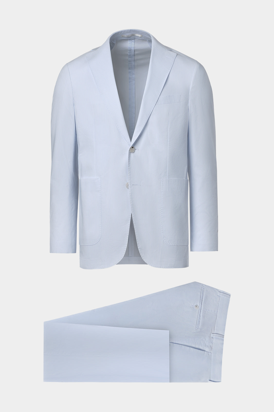 Vue sur fond blanc d'un costume à rayures de couleurs Blanc et Bleu sur un tissu italien de chez Albini.