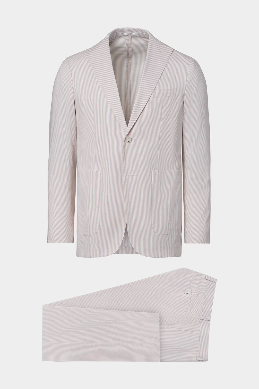 Vue sur fond blanc d'un costume à rayures de couleurs Blanc et Beige sur un tissu italien de chez Albini.