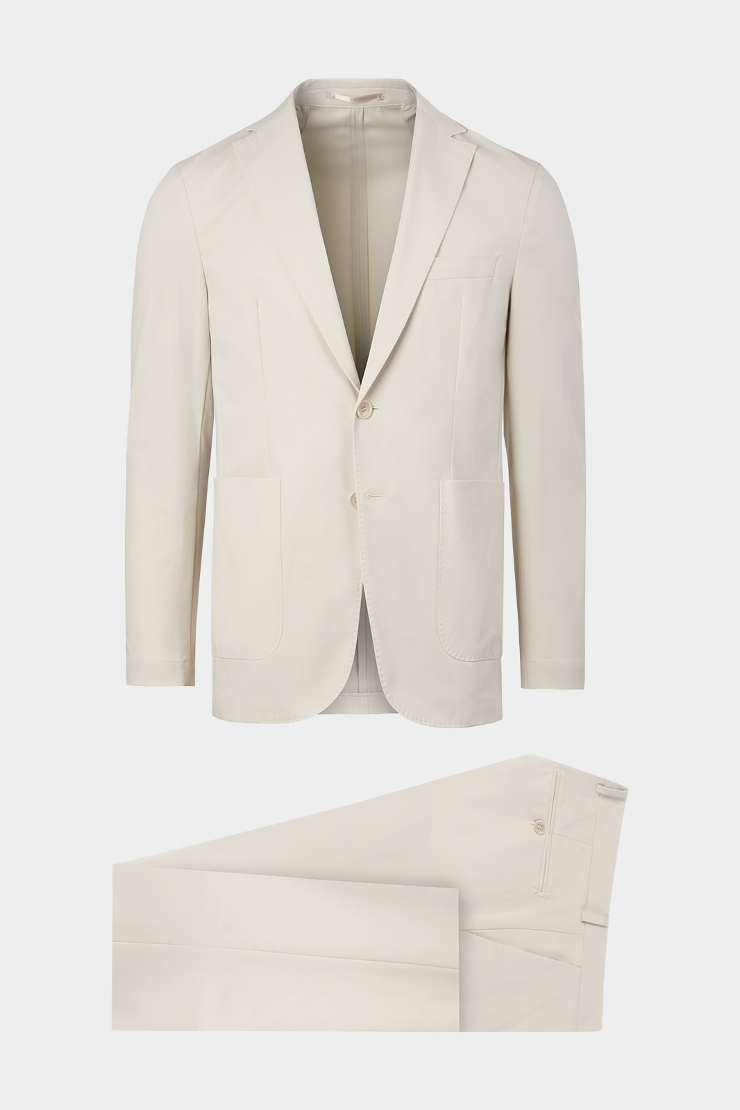 Vue sur fond blanc d'un costume Bon poche plaquée uni beige sur un tissu de chez Olmetex, en coupe cintré.