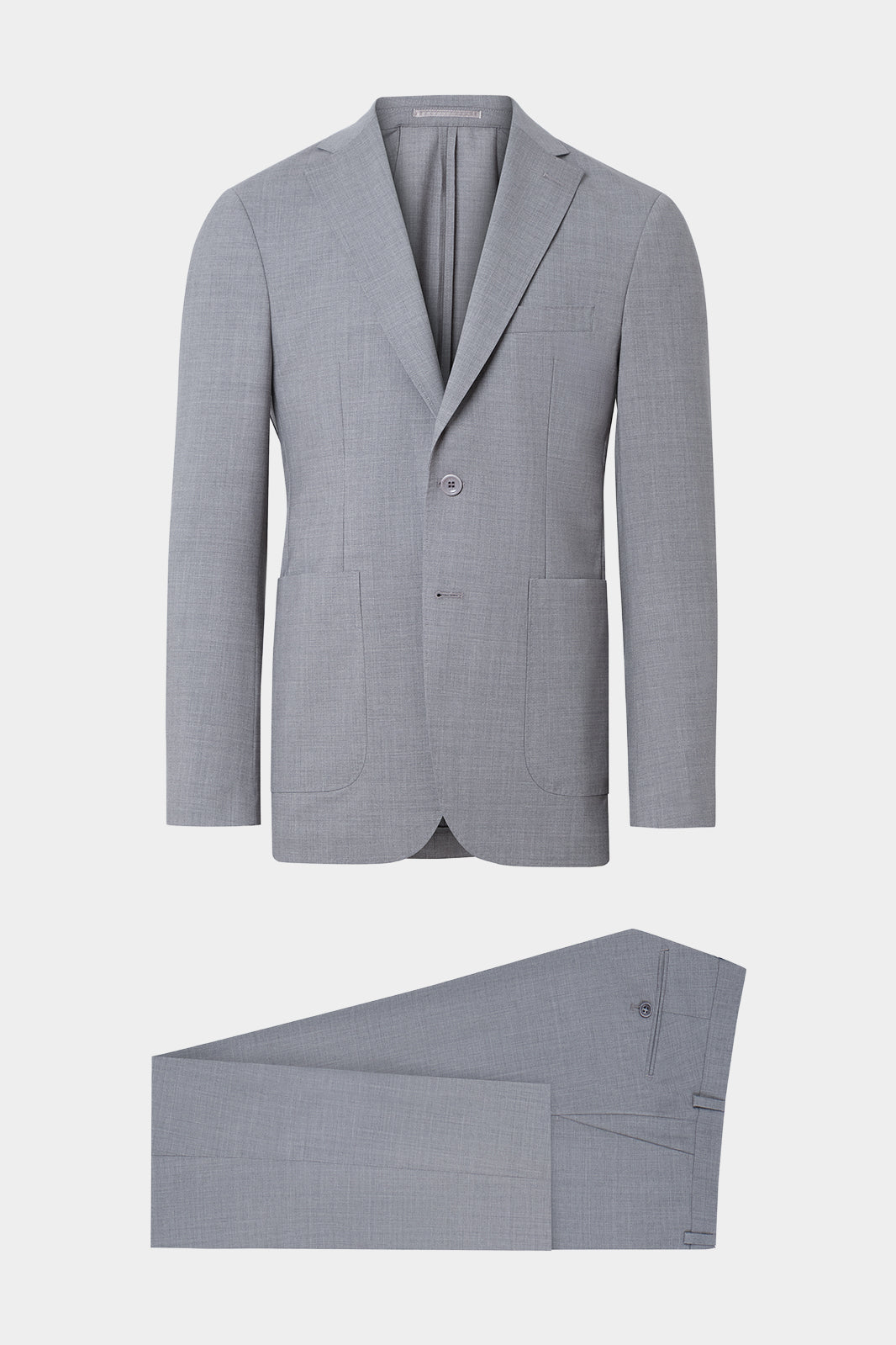 Vue sur fond blanc d'un costume gris clair avec un revers traditionnel et poche plaquée sur une veste non doublée.