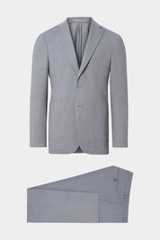 Vue sur fond blanc d'un costume gris clair avec un revers traditionnel et poche plaquée sur une veste non doublée.