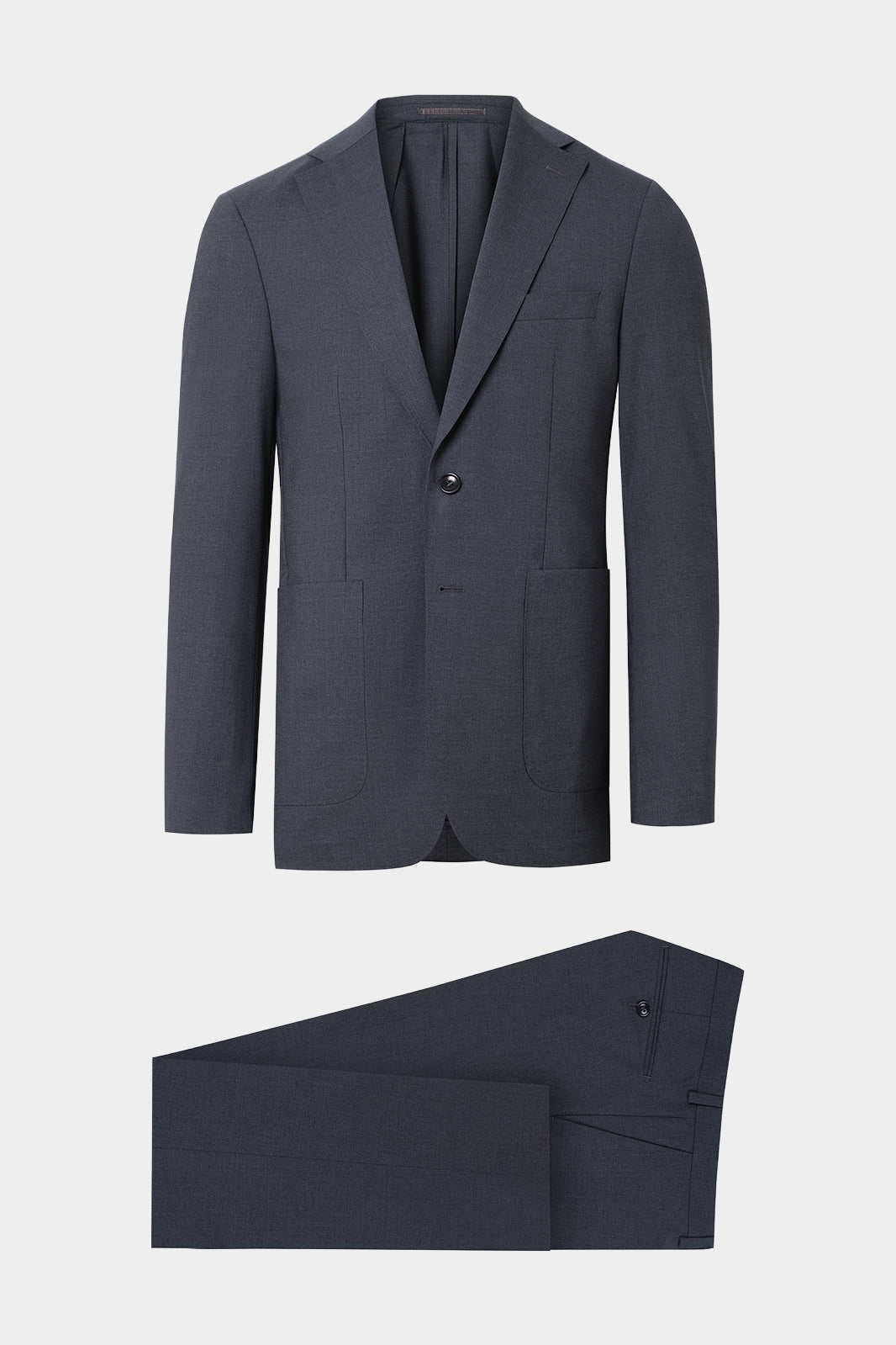 Vue sur fond blanc d'un costume gris foncé avec un revers traditionnel et poche plaquée sur une veste non doublée.