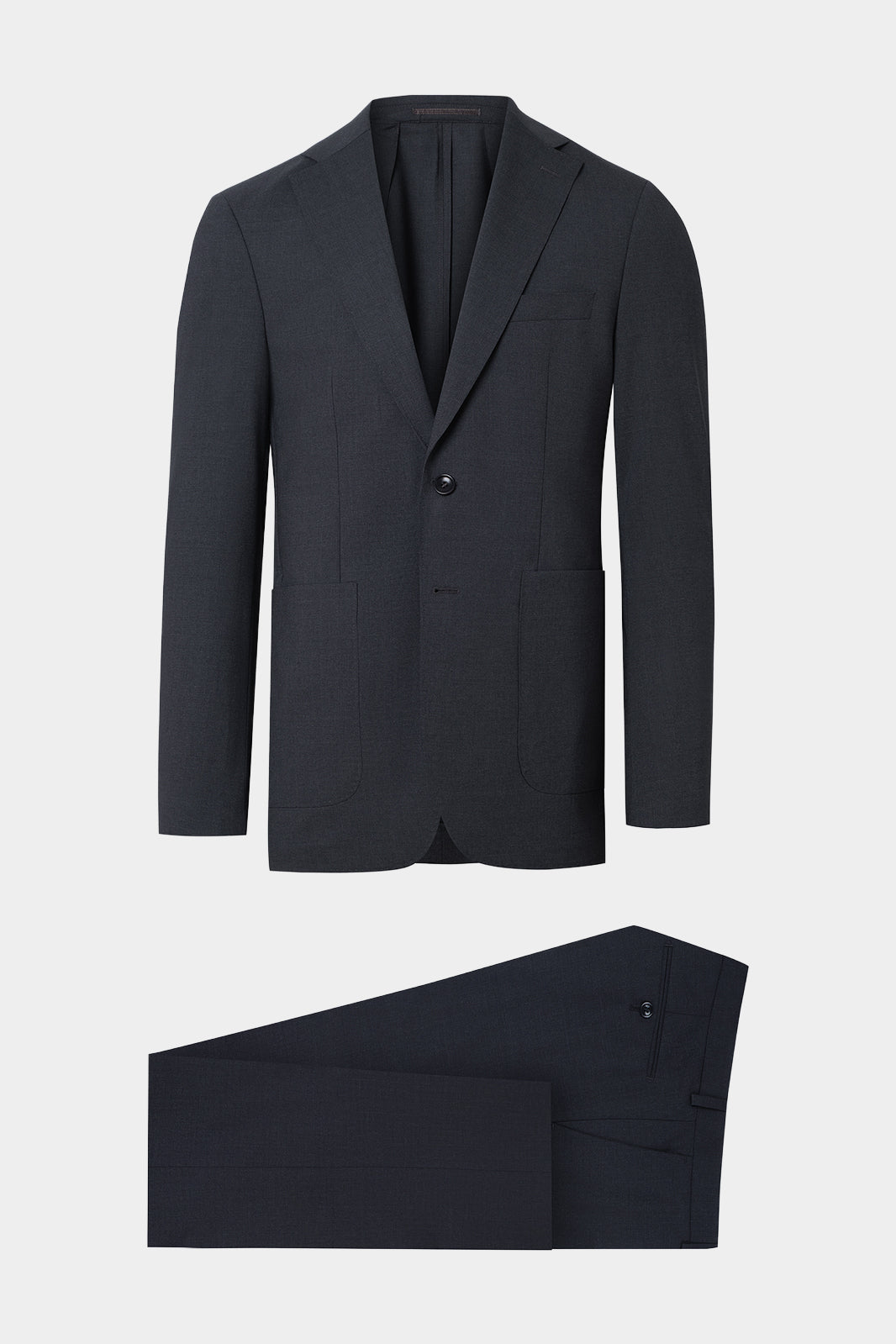 Vue sur fond blanc d'un costume gris anthracite avec un revers traditionnel et poche plaquée sur une veste non doublée.