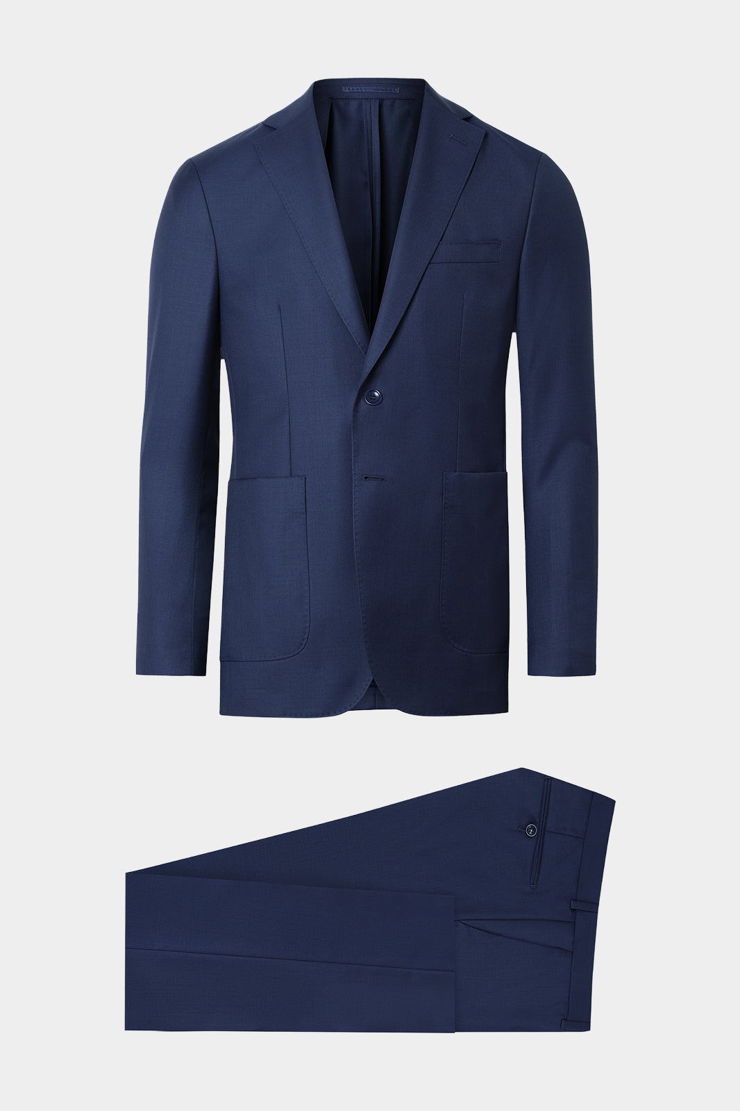 Vue sur fond blanc d'un costume bleu lumineux avec un revers traditionnel et poche plaquée sur une veste non doublée.