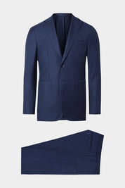 Vue sur fond blanc d'un costume bleu lumineux avec un revers traditionnel et poche plaquée sur une veste non doublée.