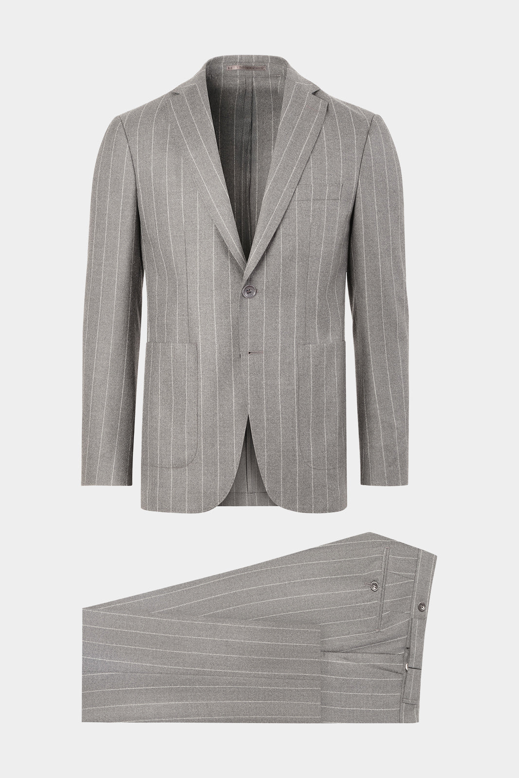 Vue sur fond blanc d'un costume avec pantalon patte de serrage gris à rayures, sur une coupe cintré. Avec un tissu 100% de chez Ermenegildo Zegna.