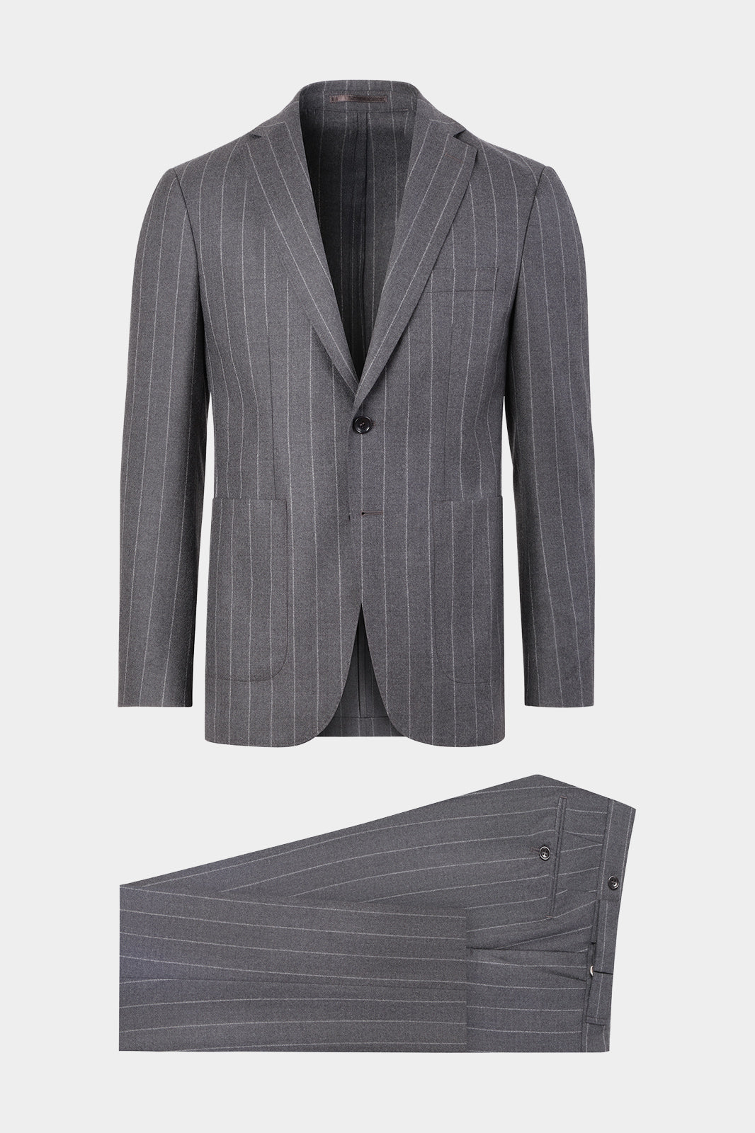 Vue sur fond blanc d'un costume avec pantalon patte de serrage gris à rayures blanches sur une coupe cintré 2 boutons. Avec un tissu 100% de chez Ermenegildo Zegna.