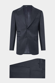 Découvrez notre costume coupe cintrée en 100% laine composé d'une veste à 2 boutons avec épaulette et doublée, et d'un pantalon à coupe traditionnelle. Le revers pointe apportera un look plus moderne et actuel à vos tenues.