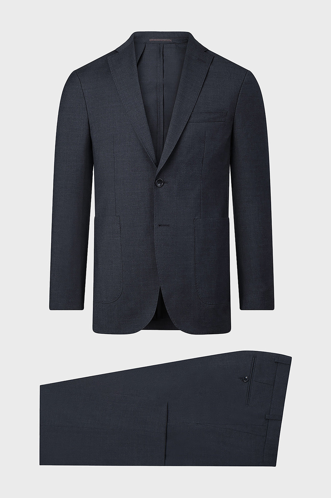 Vue sur fond blanc d'un costume cintré 2 boutons non doublé avec poches plaquées en 100% laine de chez Reda et pantalon traditionnel.