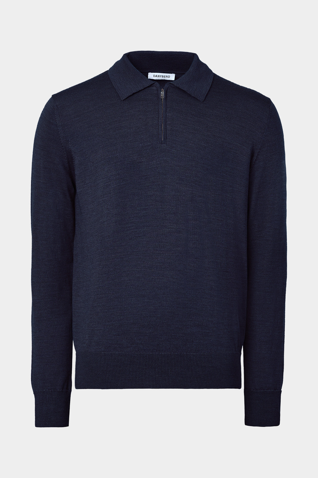Vue sur fond blanc d'un pull col camionneur en laine en marine