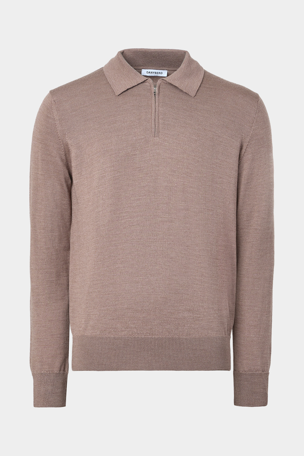 Vue sur fond blanc d'un pull col camionneur en laine en taupe