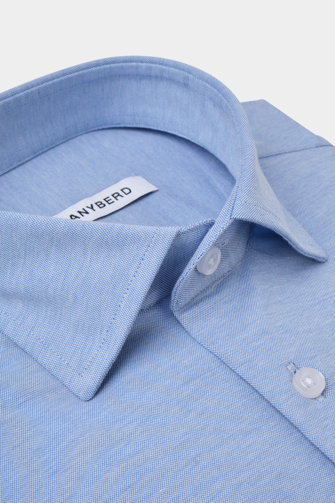 Chemise sur fond blanc. Confectionnée dans un coton haut de gamme, sa légèreté et sa souplesse en font une chemise d'un confort inégalé.