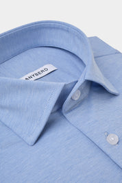 Chemise sur fond blanc. Confectionnée dans un coton haut de gamme, sa légèreté et sa souplesse en font une chemise d'un confort inégalé.