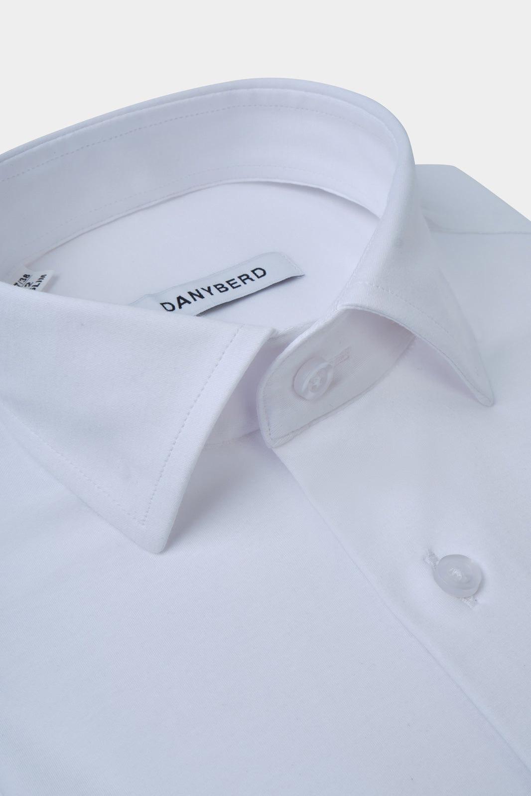 Photo d'une chemise blanche sur fond blanc : Confectionnée dans un coton haut de gamme, sa légèreté et sa souplesse en font une chemise d'un confort inégalé. 