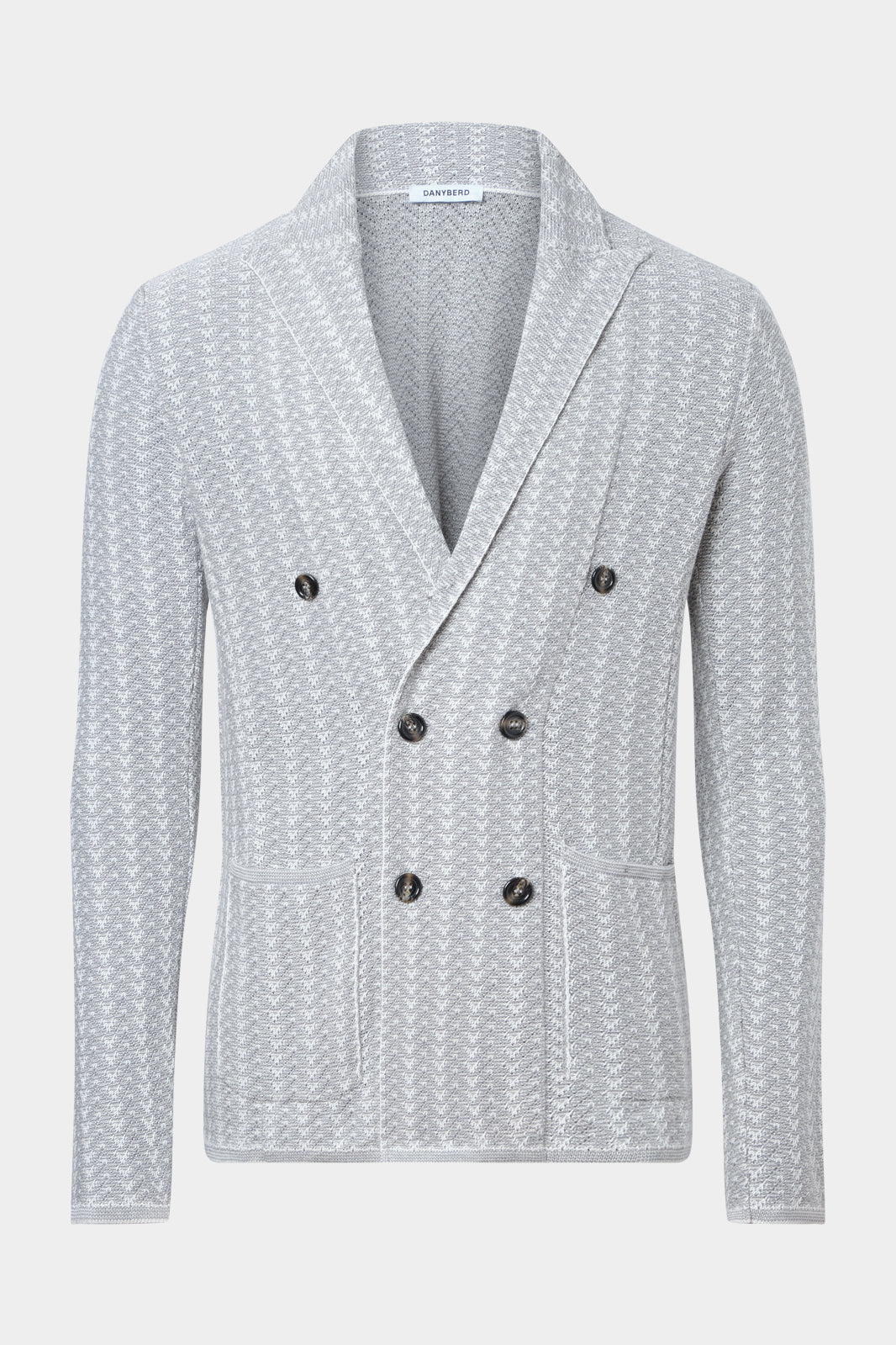 Cette veste se porte idéalement fermée, elle se compose de 6 boutons cornes et de 2 poches plaquées sur le devant. Elle est en 100% coton, fabriquée en Italie, un pays réputé pour son savoir-faire en matière de mode et de textiles.