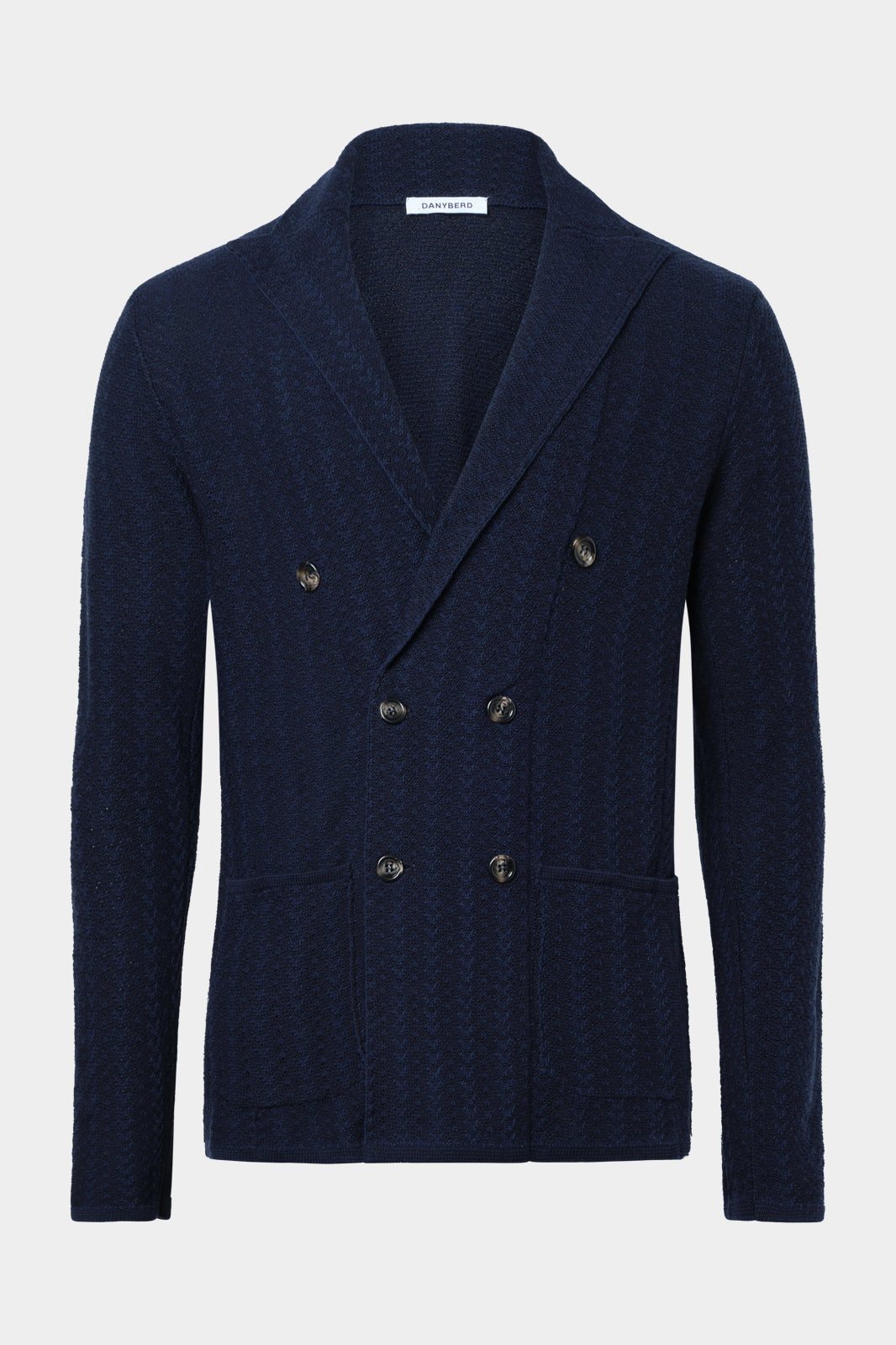 Cette veste se porte idéalement fermée, elle se compose de 6 boutons cornes et de 2 poches plaquées sur le devant. Elle est en 100% coton, fabriquée en Italie, un pays réputé pour son savoir-faire en matière de mode et de textiles.