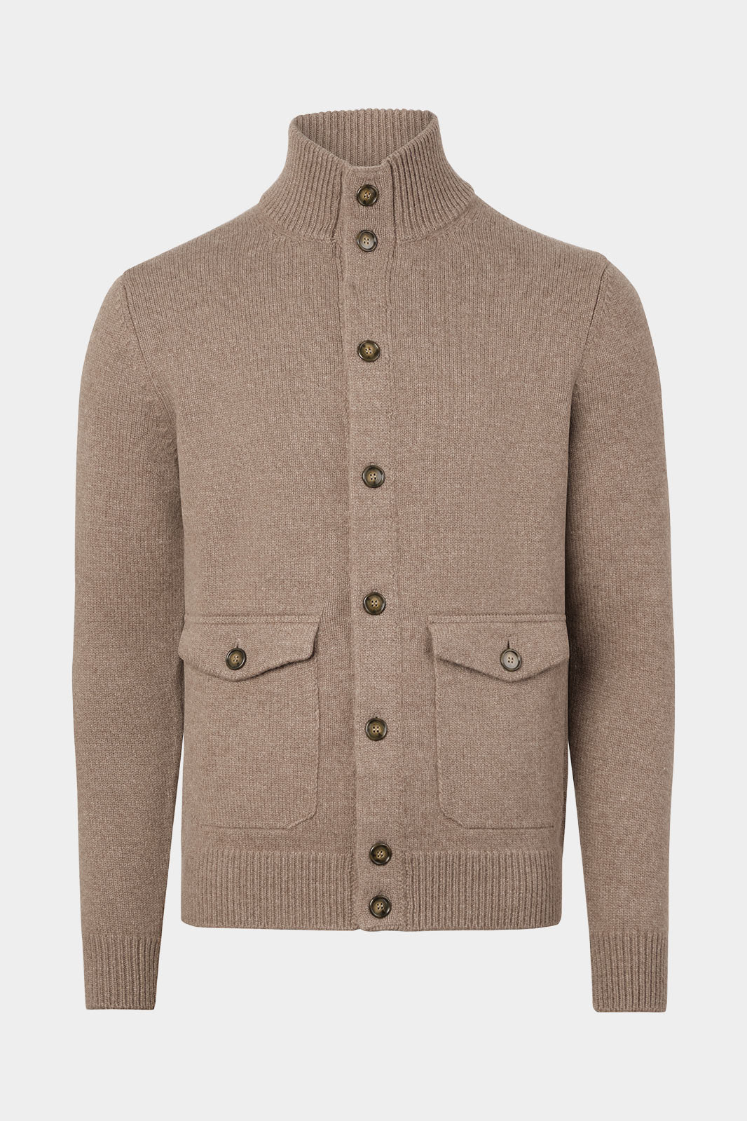 Vue sur fond blanc d'un gilet grosse maille à poche en taupe