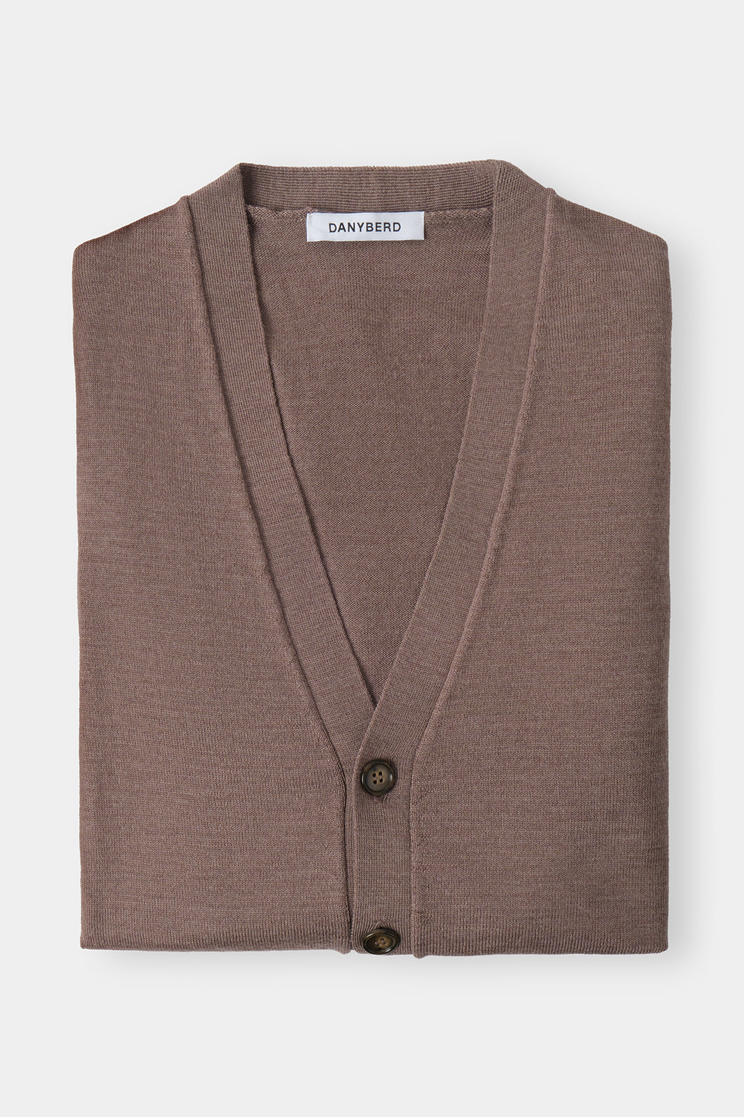 Vue sur fond blanc d'un gilet en laine mérinos de couleur noisette. 