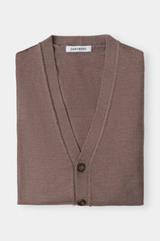 Vue sur fond blanc d'un gilet en laine mérinos de couleur noisette. 
