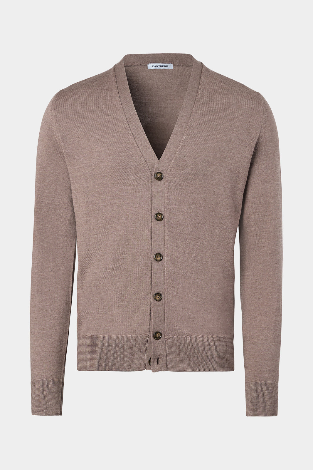 Vue sur fond blanc d'un cardigan gros grain en taupe avec boutonnage corne