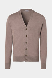 Vue sur fond blanc d'un cardigan gros grain en taupe avec boutonnage corne