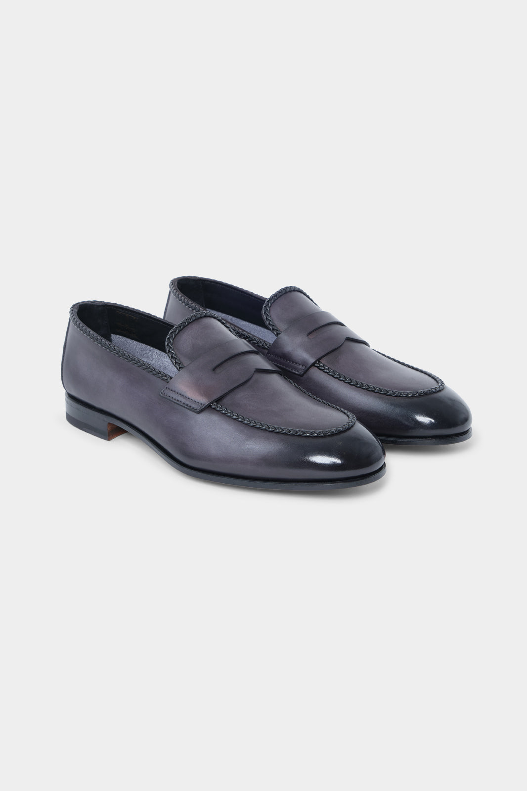Découvrez nos mocassins en peau grise, dotés d'une semelle lisse en cuir pour un confort absolu. 