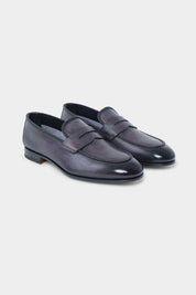 Découvrez nos mocassins en peau grise, dotés d'une semelle lisse en cuir pour un confort absolu. 