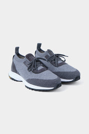 Vue sur fond blanc de sneakers en textile grise.