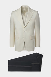 Vue sur fond blanc d'un smoking blanc et pantalon noir 