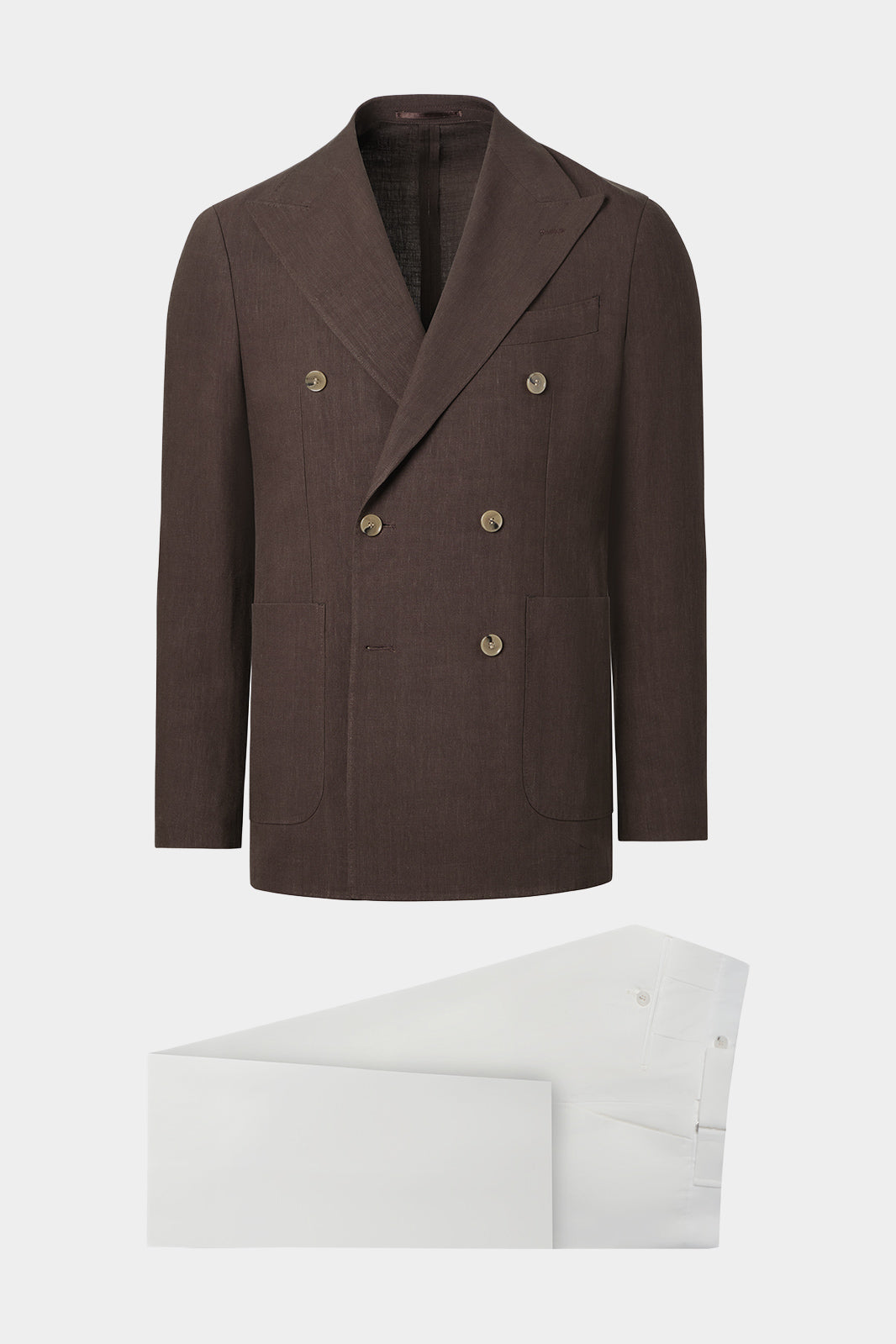Vue sur fond blanc d'un costume croisé marron et pantalon blanc en viscose et lin