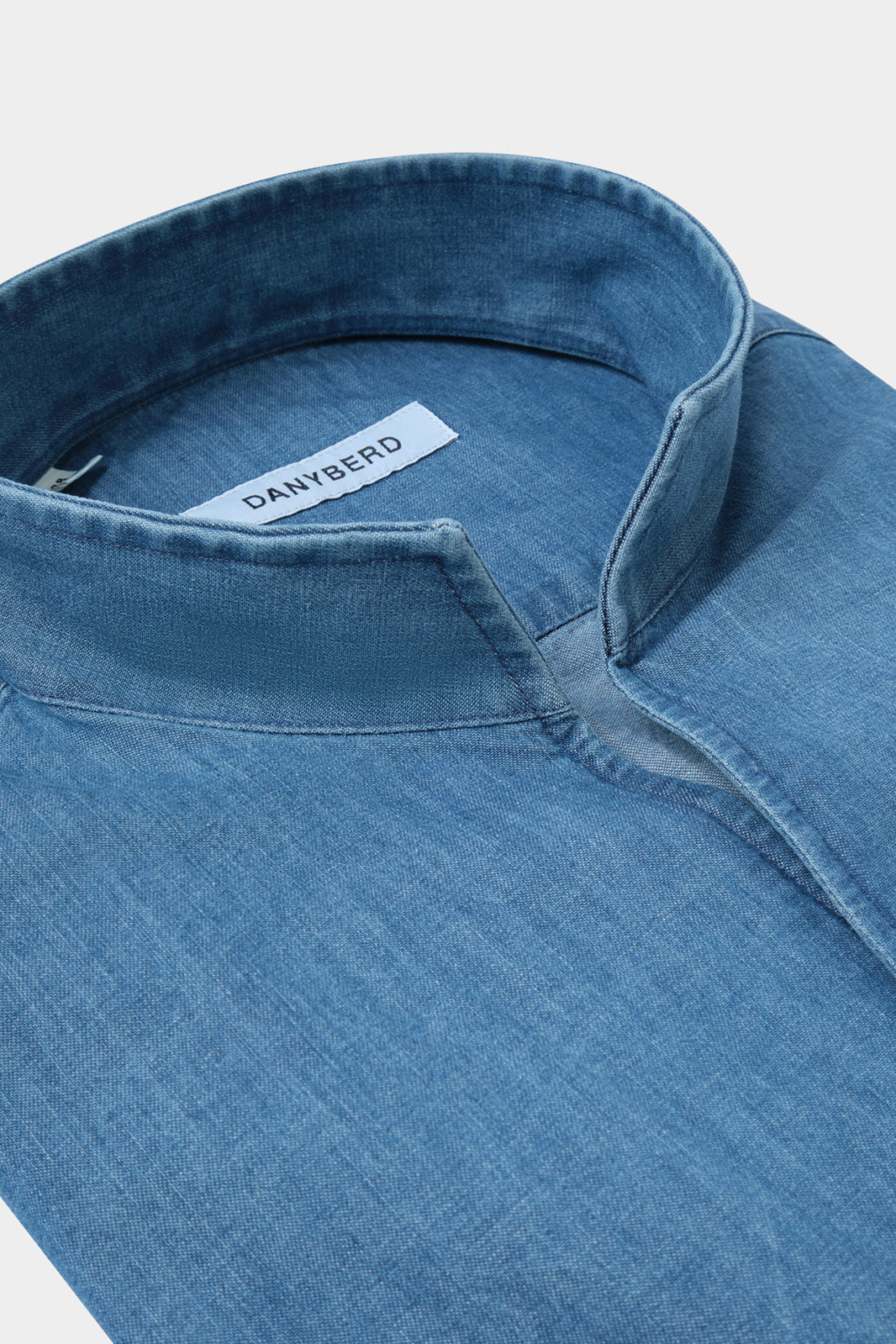 Vue sur fond blanc d'une chemise non cintrée en col indien en jeans de chez DANYBERD