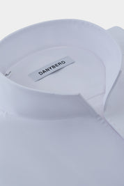 Ressentez le confort absolu avec notre chemise en 100% coton à col indien aussi appelé col tulipe et poignets boutonnés. Son tissu léger et souple offre un confort inégalé grâce à sa composition en coton d'Italie.