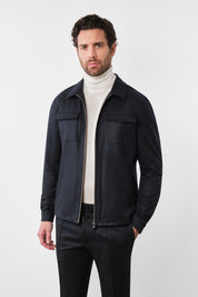 Vue sur fond blanc d'un blouson gris anthracite en 100% flanelle à zip avec 2 poches poitrine plaquées et 2 poches latérales.