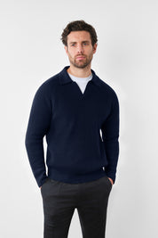 La maille du pull est côtelée, avec des nervures verticales bien définies qui donnent de la texture au tissu. Ce type de maille apporte une apparence structurée et élégante tout en étant extensible et confortable.