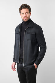 Vue sur fond blanc d'un blouson noir en 100% flanelle à zip avec 2 poches poitrine plaquées et 2 poches latérales.