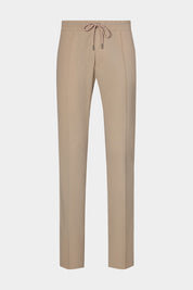 Vue sur fond blanc d'un pantalon jogpant Donatela de couleur beige. Sur un tissu italien en 77% polyamide 23% élasthanne de chez Olmetex.