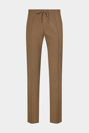 Vue sur fond blanc d'un pantalon jogpant Donatela de couleur Camel. Sur un tissu italien en 77% polyamide 23% élasthanne de chez Olmetex.