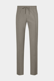 Vue sur fond blanc d'un pantalon jogpant Donatela de couleur gris clair. Sur un tissu italien en 77% polyamide 23% élasthanne de chez Olmetex.
