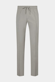Vue sur fond blanc d'un pantalon jogpant Donatela de couleur gris clair. Sur un tissu italien en 77% polyamide 23% élasthanne de chez Olmetex.