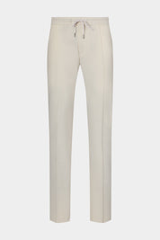 Vue sur fond blanc d'un pantalon jogpant Donatela de couleur écru. Sur un tissu italien en 77% polyamide 23% élasthanne de chez Olmetex.