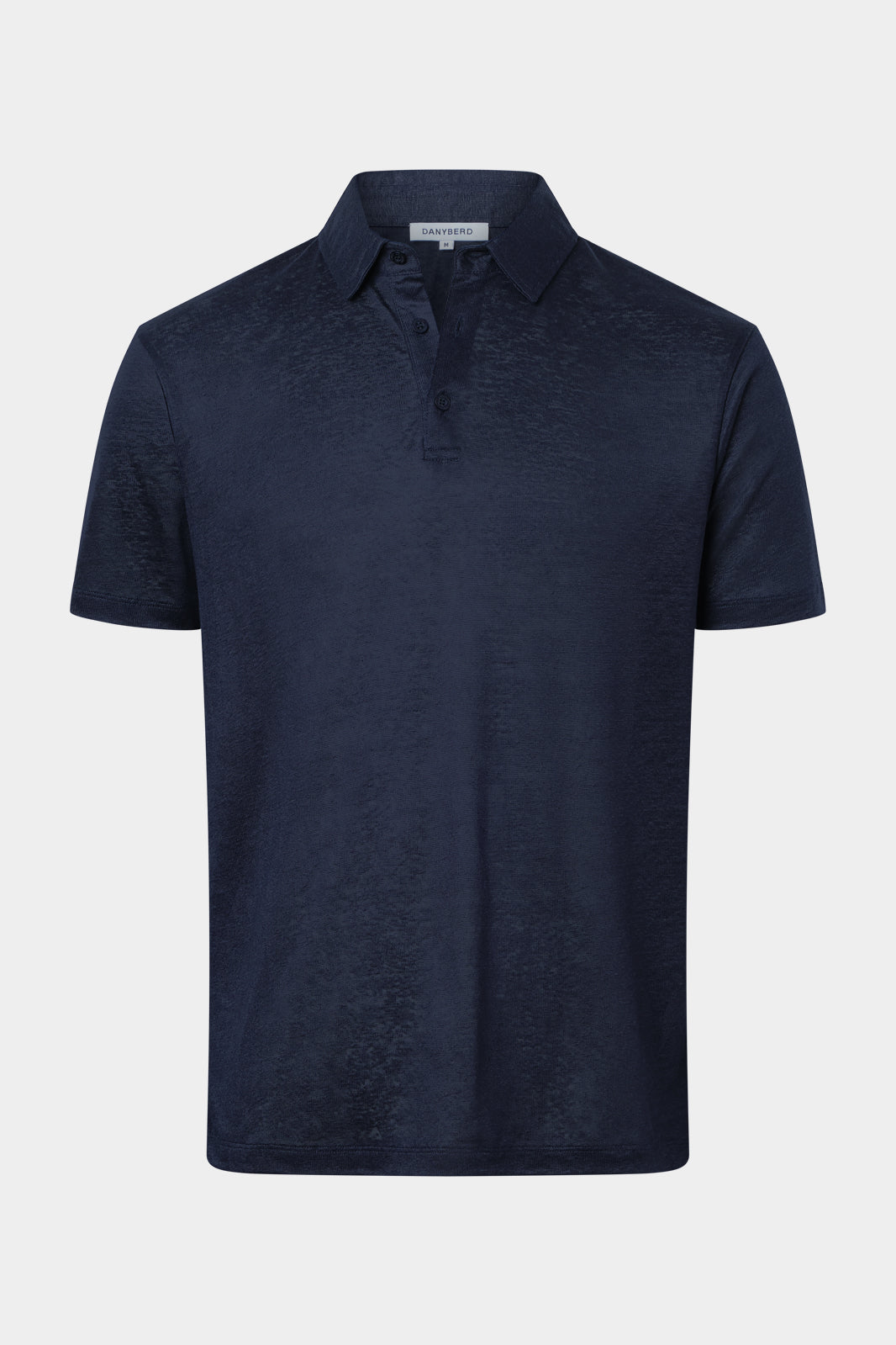 Découvrez le must have de cet été, le polo chemise, pour un look Mykonos. Il est en 100% lin, avec une maille large ultra-chic et sur un lin d'exception, à la fois sport et élégant. 