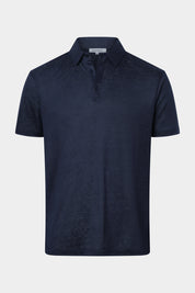 Découvrez le must have de cet été, le polo chemise, pour un look Mykonos. Il est en 100% lin, avec une maille large ultra-chic et sur un lin d'exception, à la fois sport et élégant. 