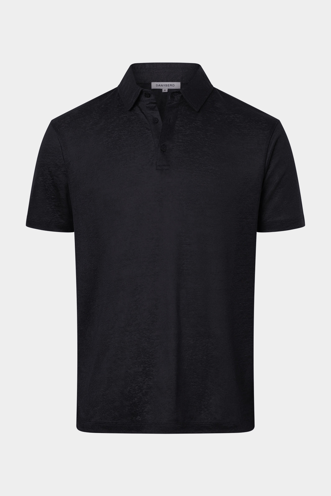 Découvrez le must have de cet été, le polo chemise, pour un look Mykonos. Il est en 100% lin, avec une maille large ultra-chic et sur un lin d'exception, à la fois sport et élégant. 