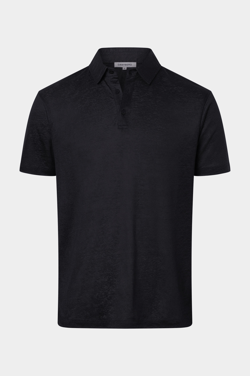Découvrez le must have de cet été, le polo chemise, pour un look Mykonos. Il est en 100% lin, avec une maille large ultra-chic et sur un lin d'exception, à la fois sport et élégant. 